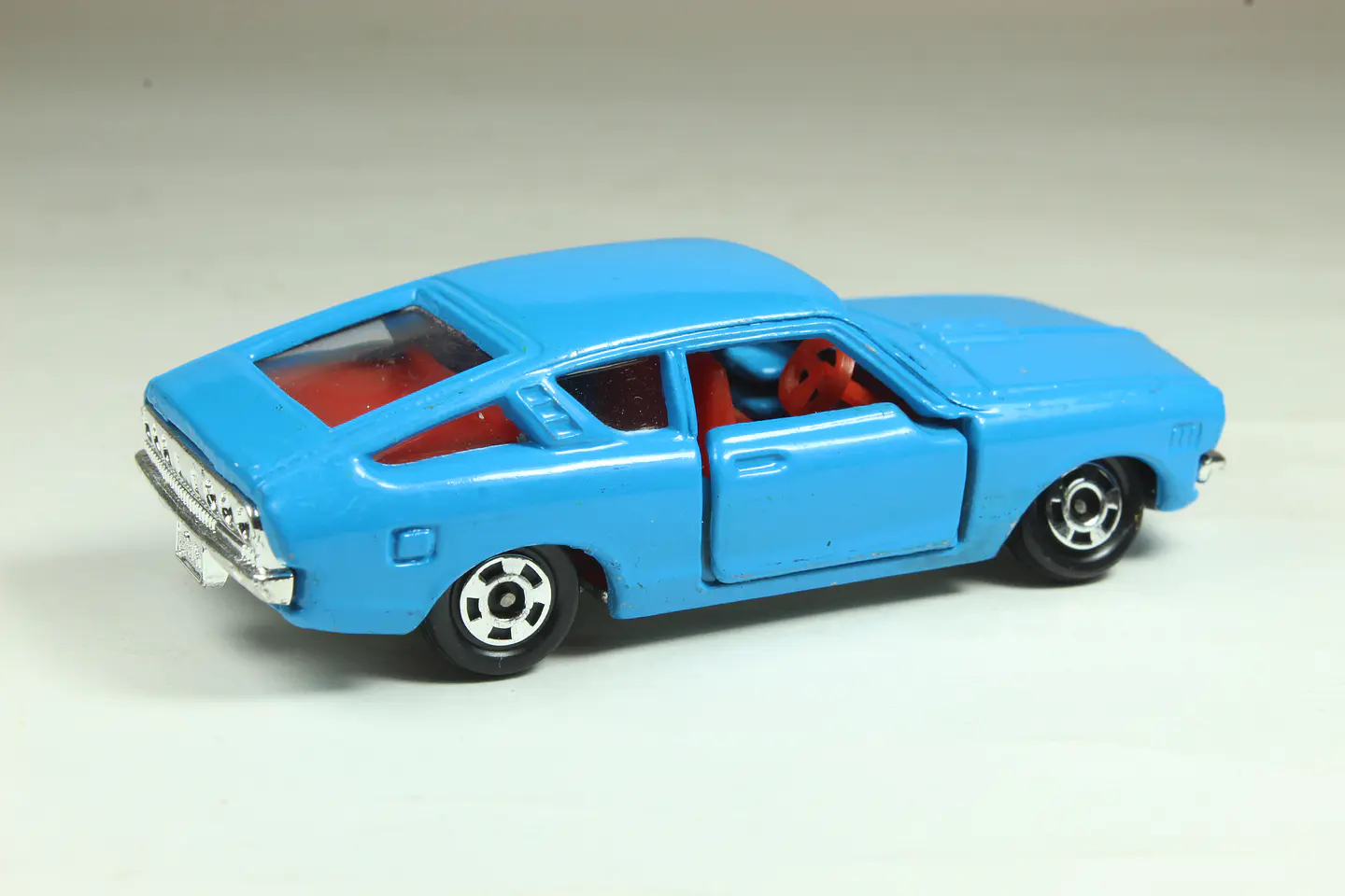 Tomica No. 8 Nissan Sunny Excellent 1400GX Japan — foto 2 de 3