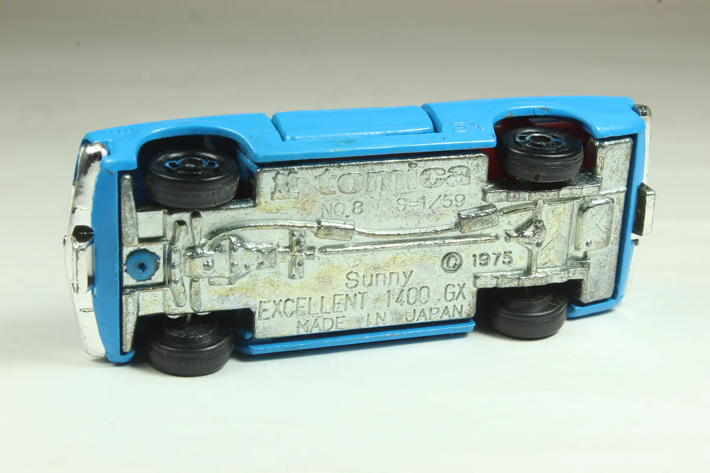 Tomica No. 8 Nissan Sunny Excellent 1400GX Japan — foto 3 de 3