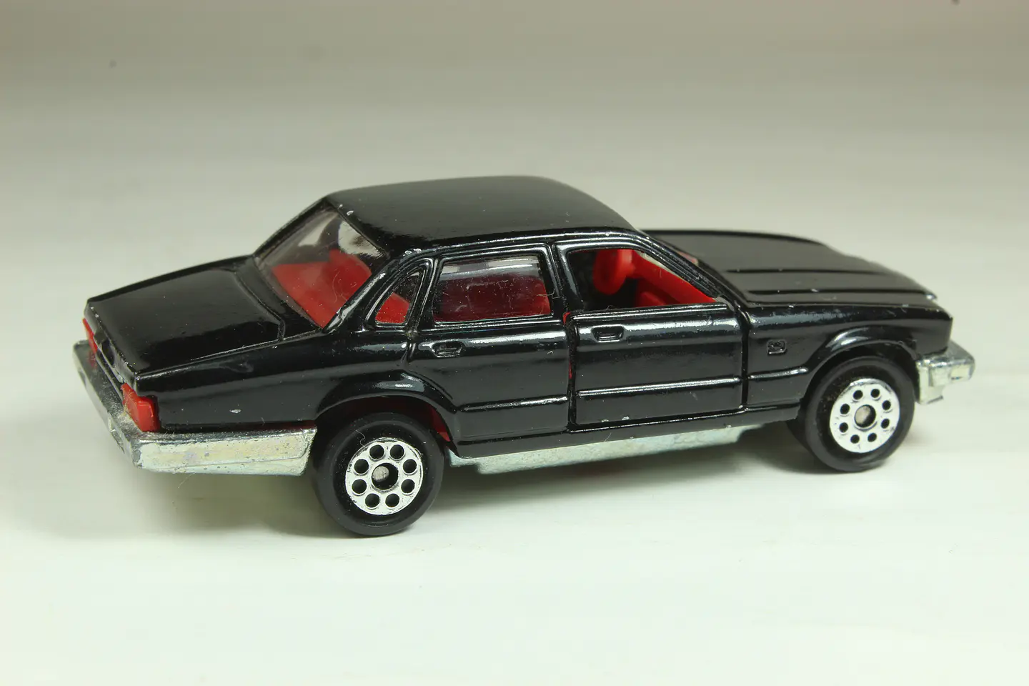Majorette N° 293 Jaguar XJ6 Thailand — foto 2 de 3