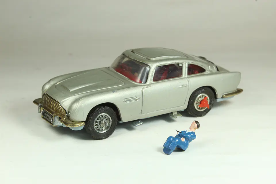 Corgi James Bond Aston Martin DB5 Gt. Britain — foto 1 de 7