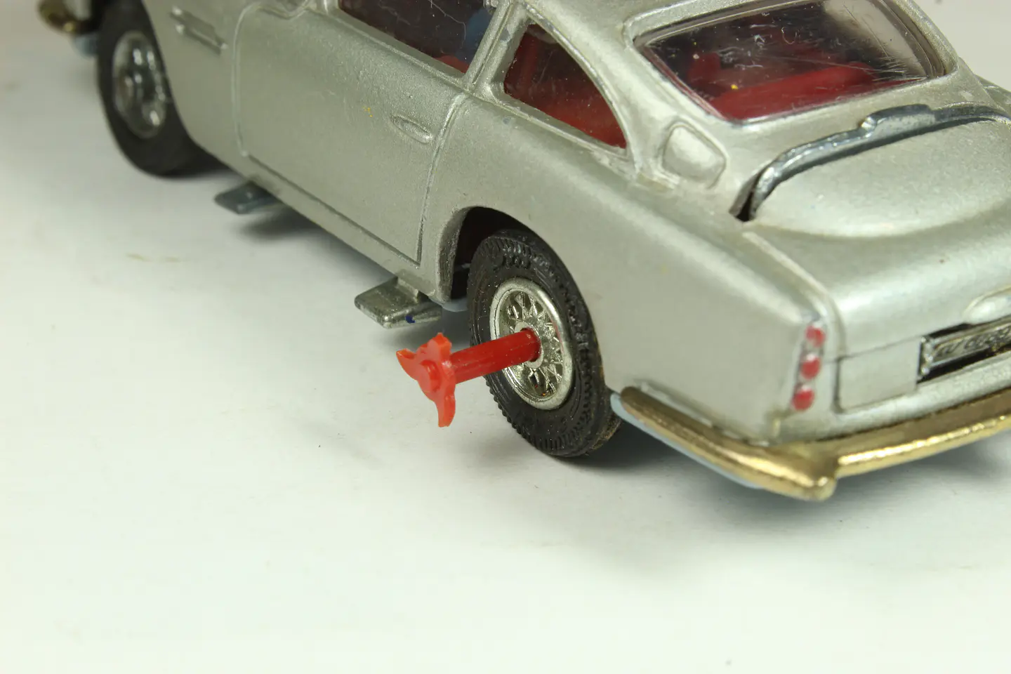 Corgi James Bond Aston Martin DB5 Gt. Britain — foto 3 de 7