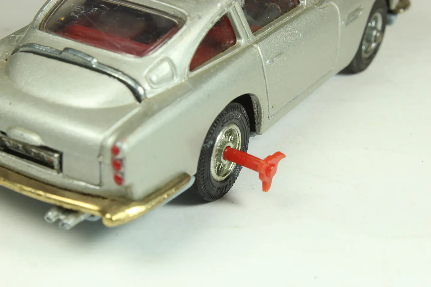 Corgi James Bond Aston Martin DB5 Gt. Britain — foto 4 de 7