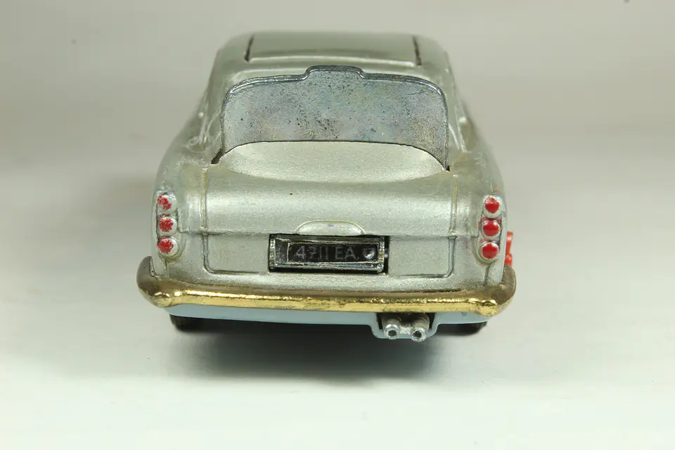 Corgi James Bond Aston Martin DB5 Gt. Britain — foto 6 de 7
