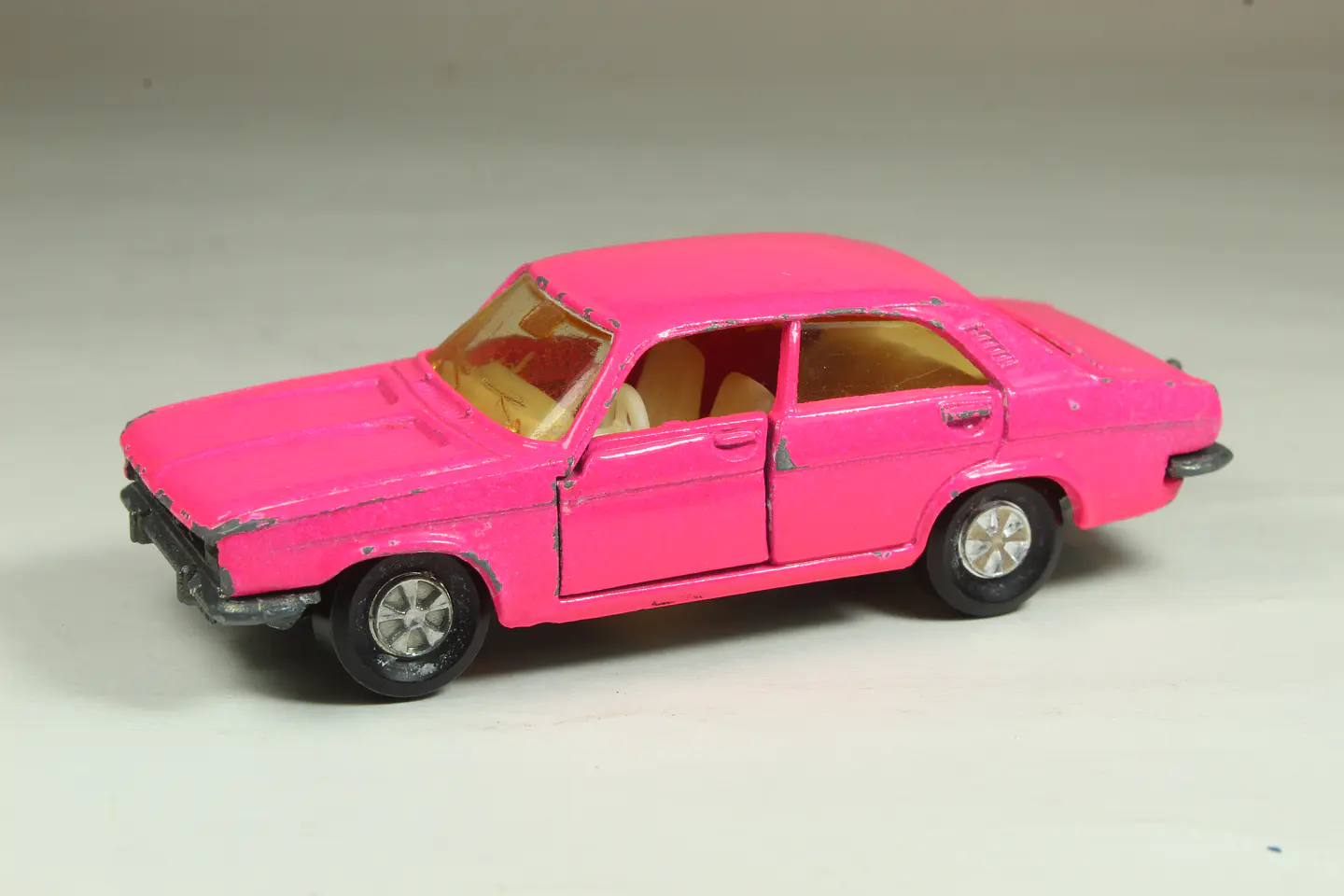 Majorette N° 208 Chrysler 180 (Rosado) France — foto 1 de 3