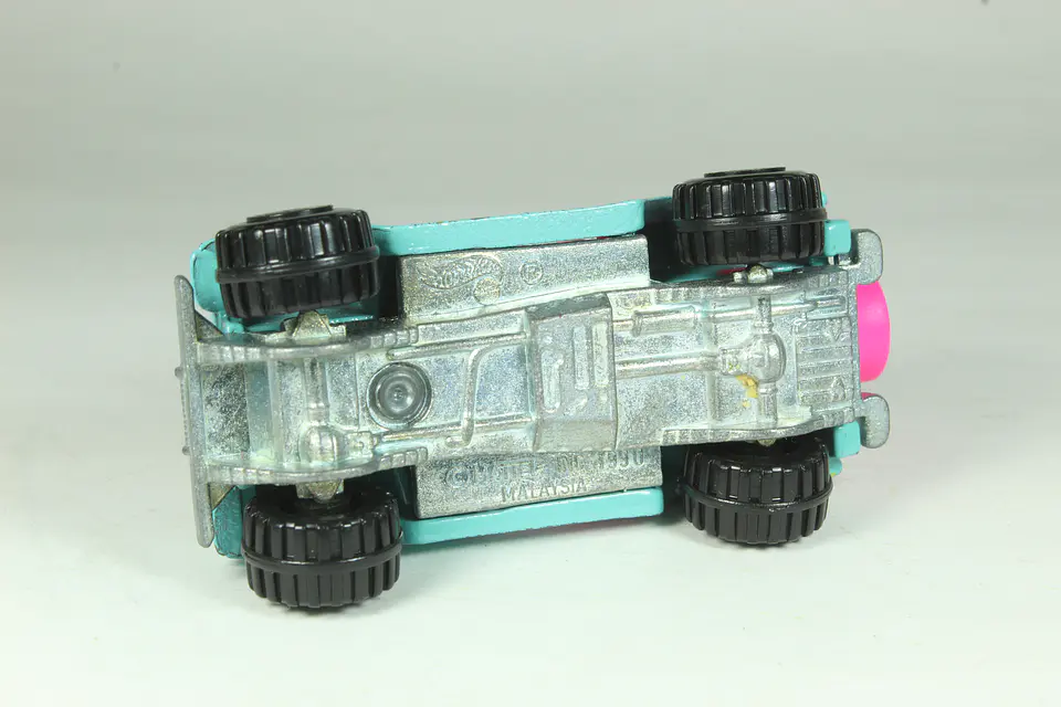 Hot Wheels Jeep CJ-7 Malaysia (Crema) 3