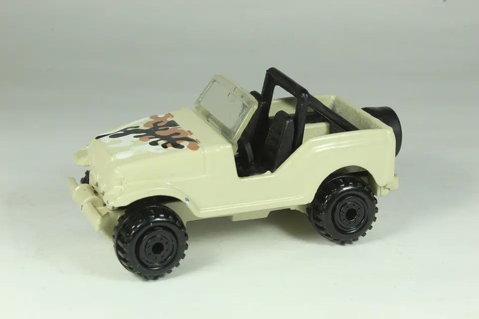 Hot Wheels Jeep CJ-7 Malaysia (Crema) 4