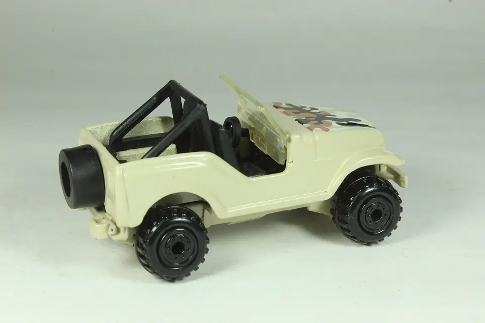 Hot Wheels Jeep CJ-7 Malaysia (Crema) 5