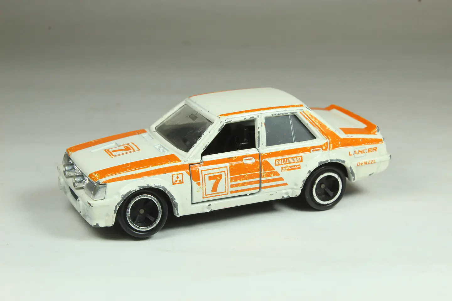 Tomica No. 38 Mitsubishi Lancer Turbo Japan (Blanco) 1