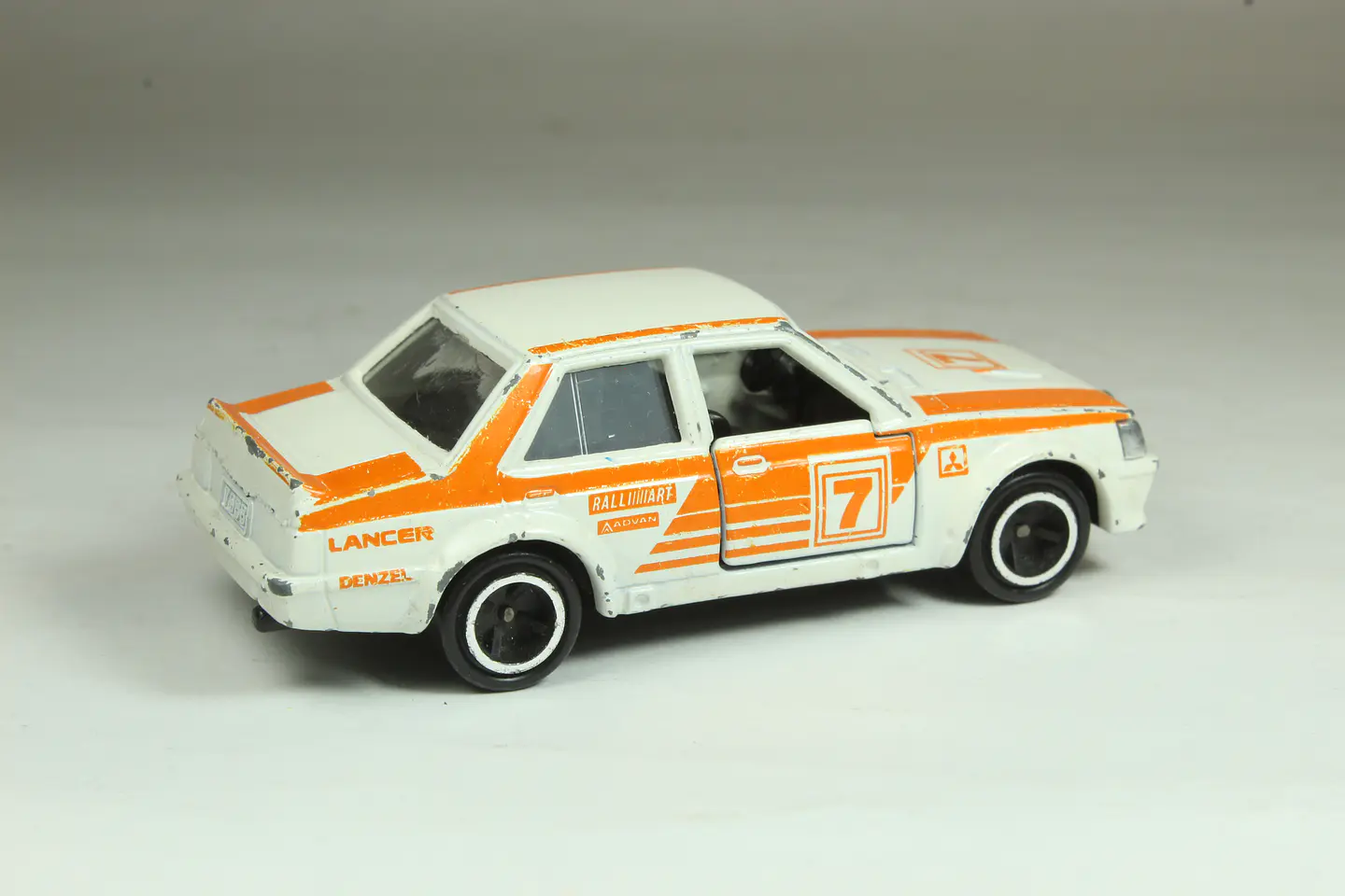 Tomica No. 38 Mitsubishi Lancer Turbo Japan (Blanco) 2