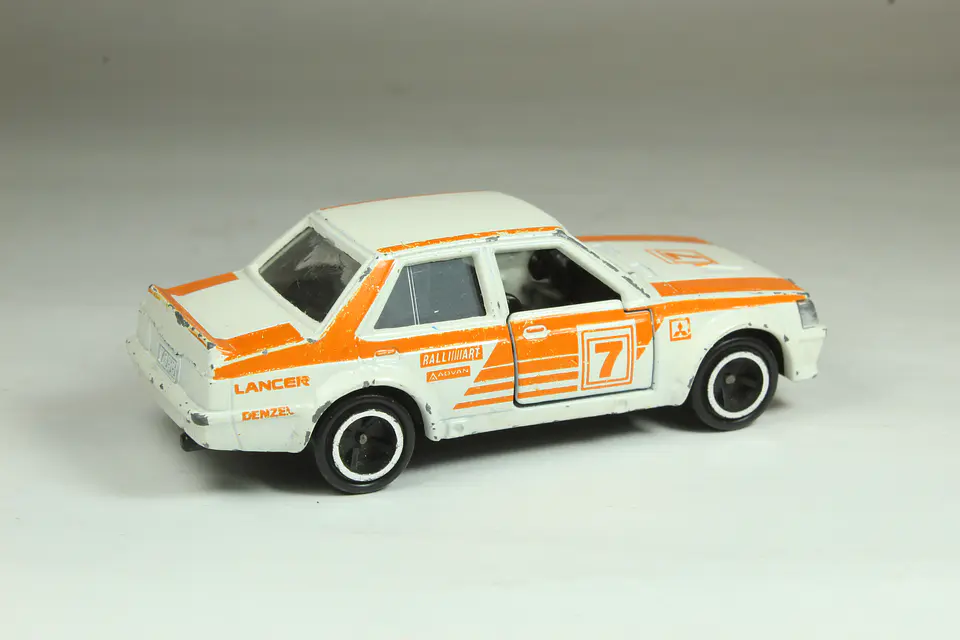 Tomica No. 38 Mitsubishi Lancer Turbo Japan (Blanco) 2