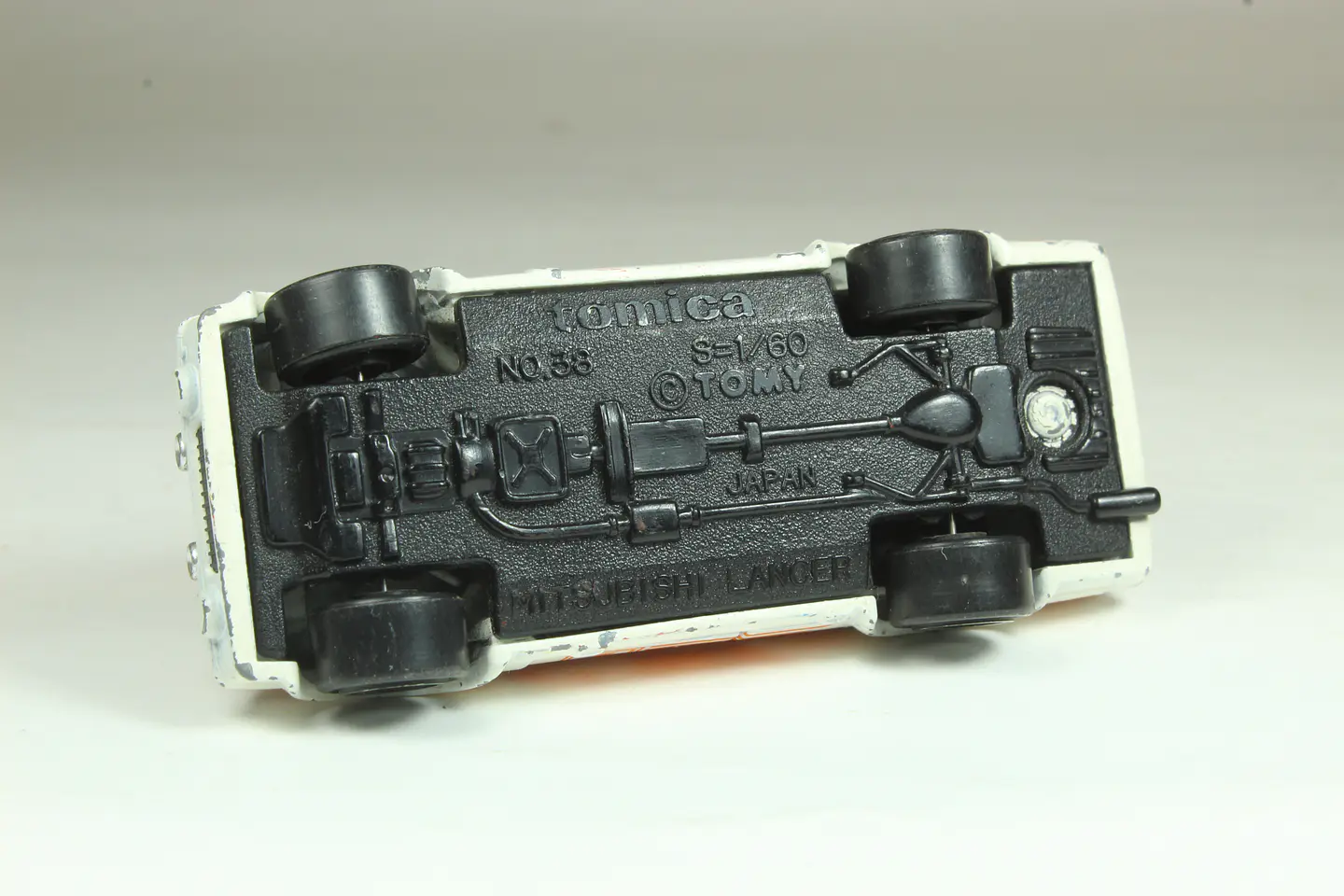Tomica No. 38 Mitsubishi Lancer Turbo Japan (Blanco) 3