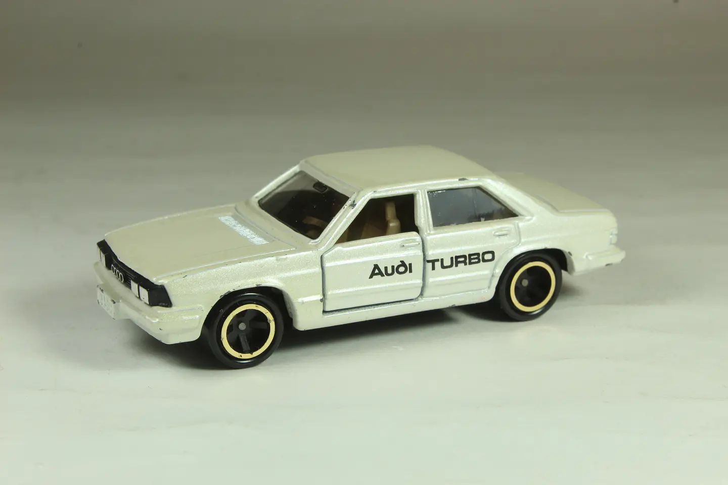 Tomica No. F32 Audi 5000 Turbo Japan — foto 1 de 3