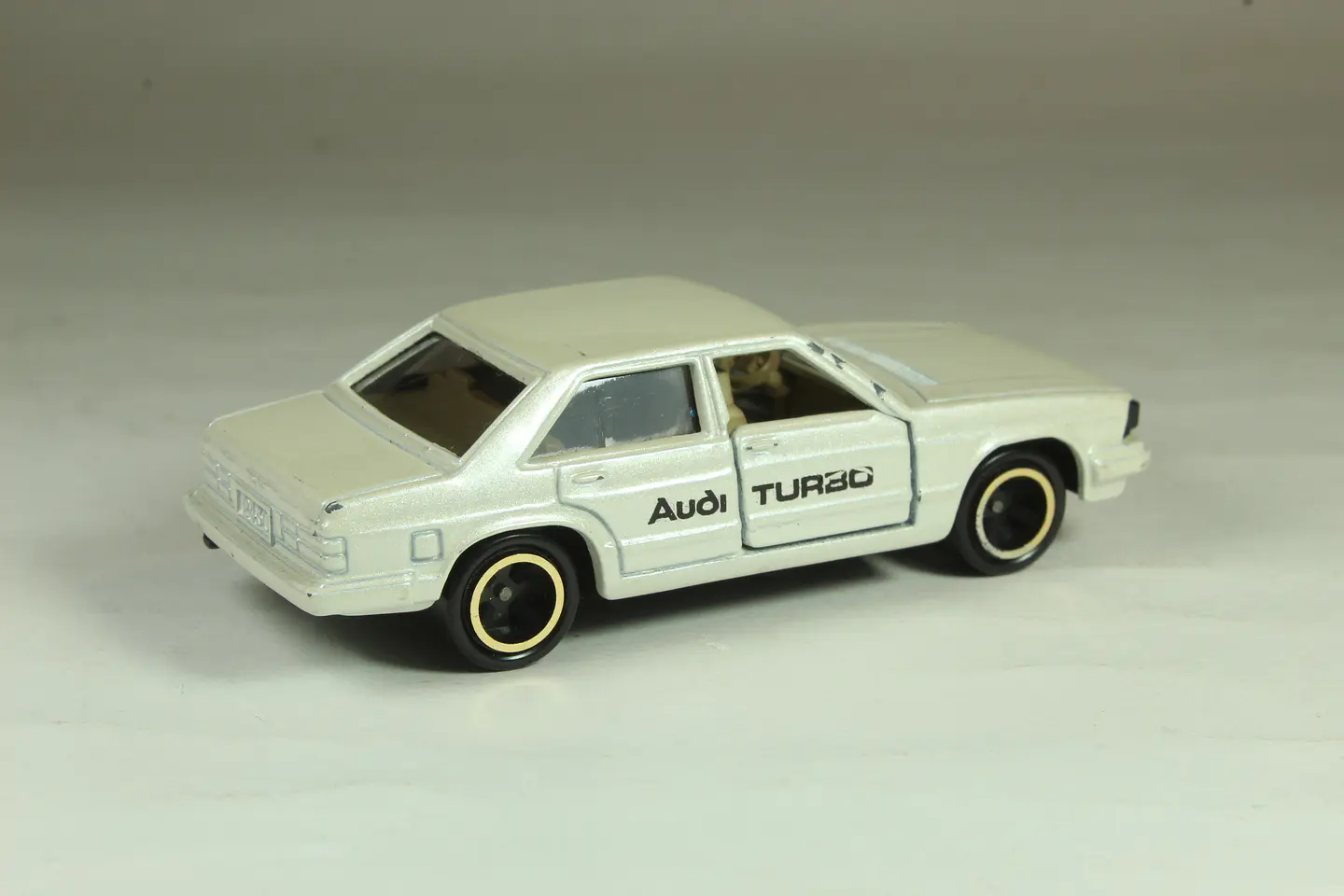 Tomica No. F32 Audi 5000 Turbo Japan — foto 2 de 3