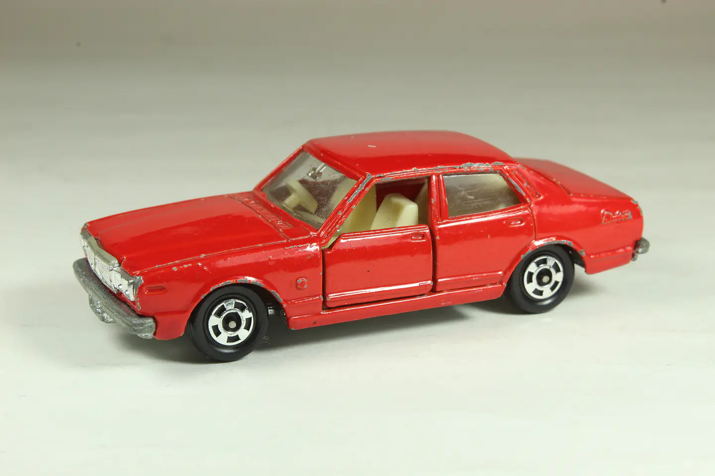 Tomica No. 75 Nissan Bluebird 2000 G6-EL Japan — foto 1 de 3