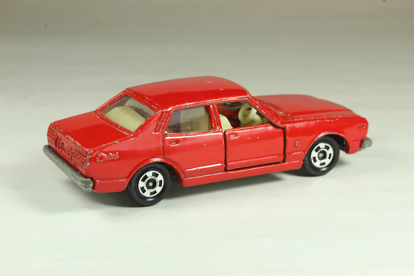 Tomica No. 75 Nissan Bluebird 2000 G6-EL Japan — foto 2 de 3
