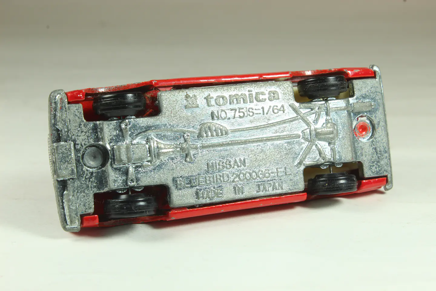 Tomica No. 75 Nissan Bluebird 2000 G6-EL Japan — foto 3 de 3