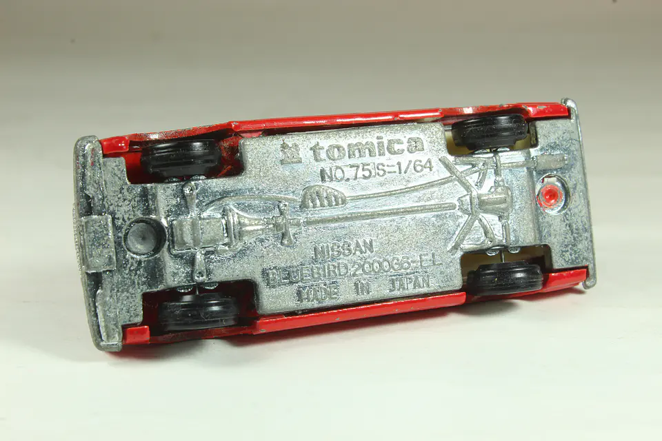 Tomica No. 75 Nissan Bluebird 2000 G6-EL Japan — foto 3 de 3