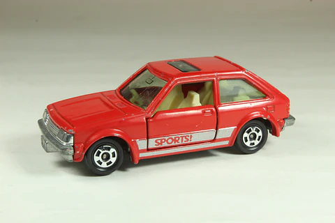 Tomica No. 4 Mazda Familia 1500XG (Rojo) Japan