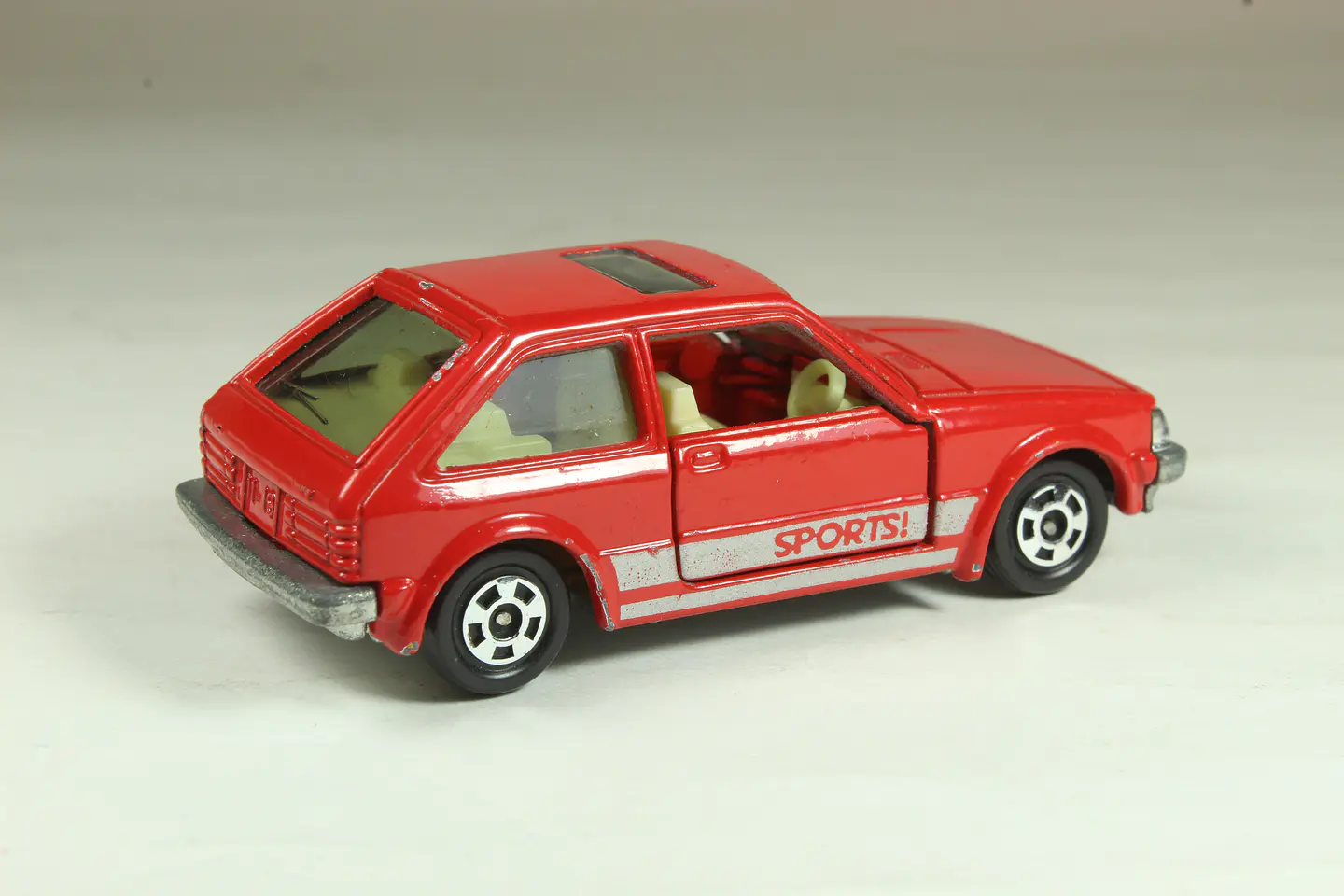 Tomica No. 4 Mazda Familia 1500XG (Rojo) Japan — foto 2 de 3