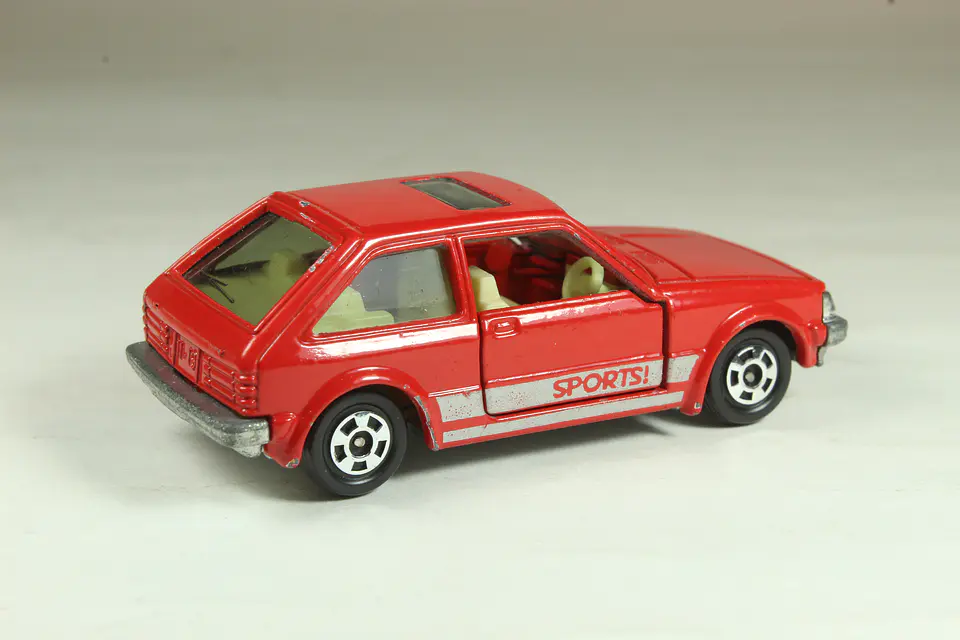 Tomica No. 4 Mazda Familia 1500XG (Rojo) Japan — foto 2 de 3