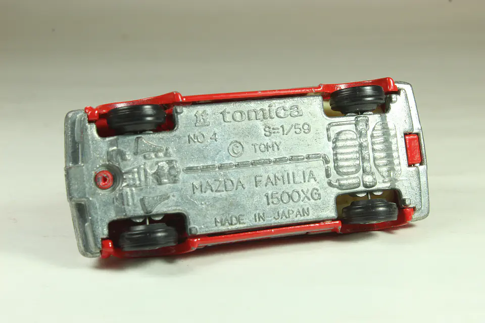 Tomica No. 4 Mazda Familia 1500XG (Rojo) Japan — foto 3 de 3
