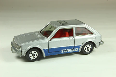 Tomica No. 4 Mazda Familia 1500XG (Gris) Japan