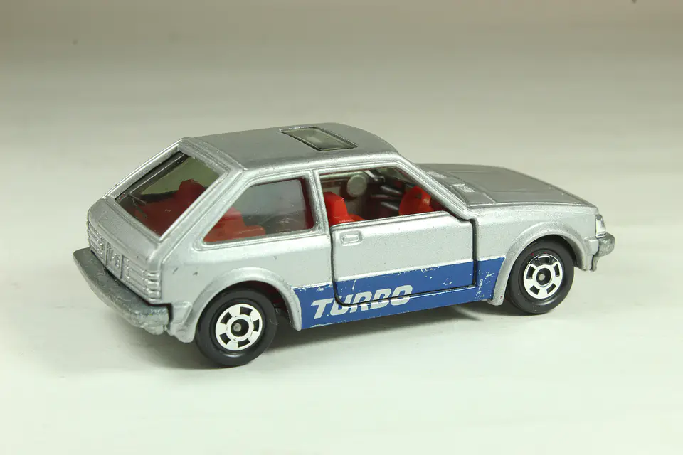 Tomica No. 4 Mazda Familia 1500XG (Gris) Japan — foto 2 de 3