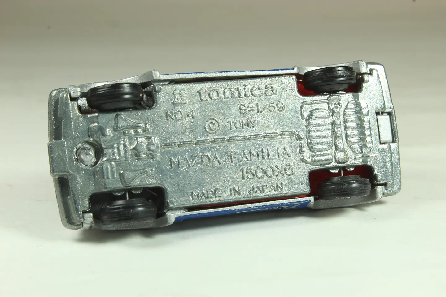 Tomica No. 4 Mazda Familia 1500XG (Gris) Japan — foto 3 de 3