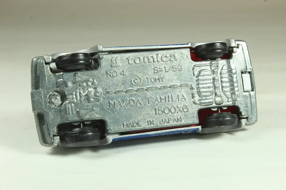 Tomica No. 4 Mazda Familia 1500XG (Gris) Japan — foto 3 de 3