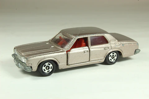 Tomica No. 32 Toyota Crown 2600 Royal Saloon Japan