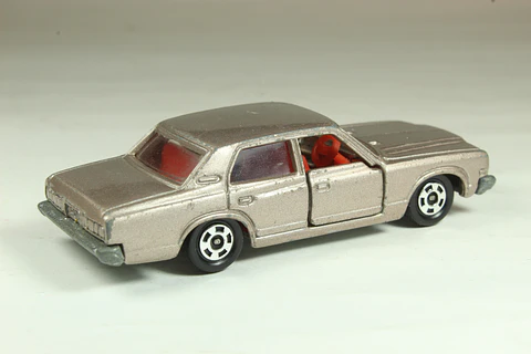 Tomica No. 32 Toyota Crown 2600 Royal Saloon Japan