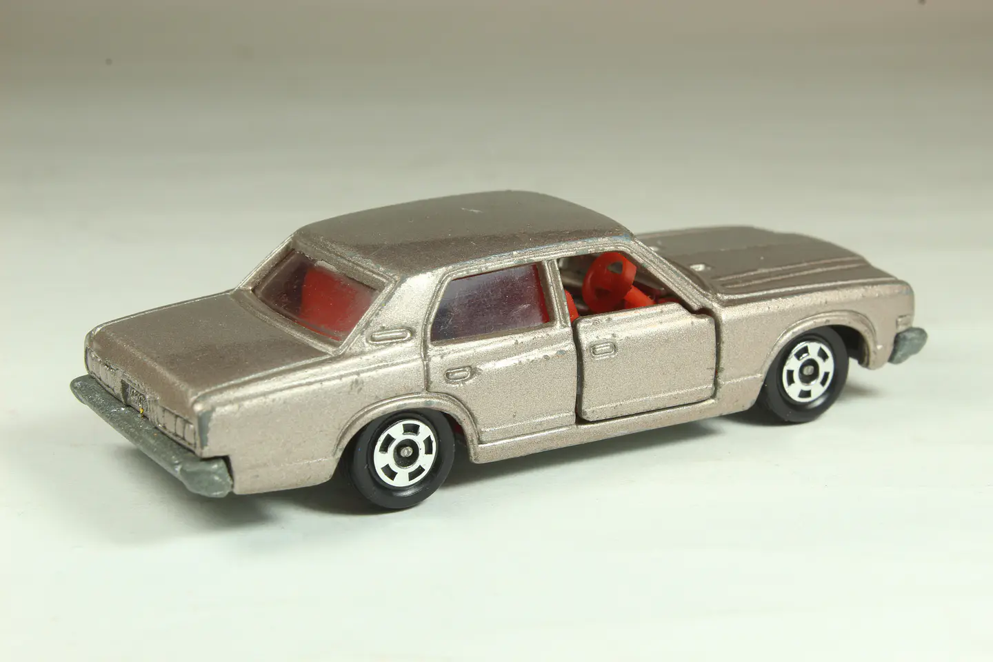 Tomica No. 32 Toyota Crown 2600 Royal Saloon Japan — foto 2 de 3