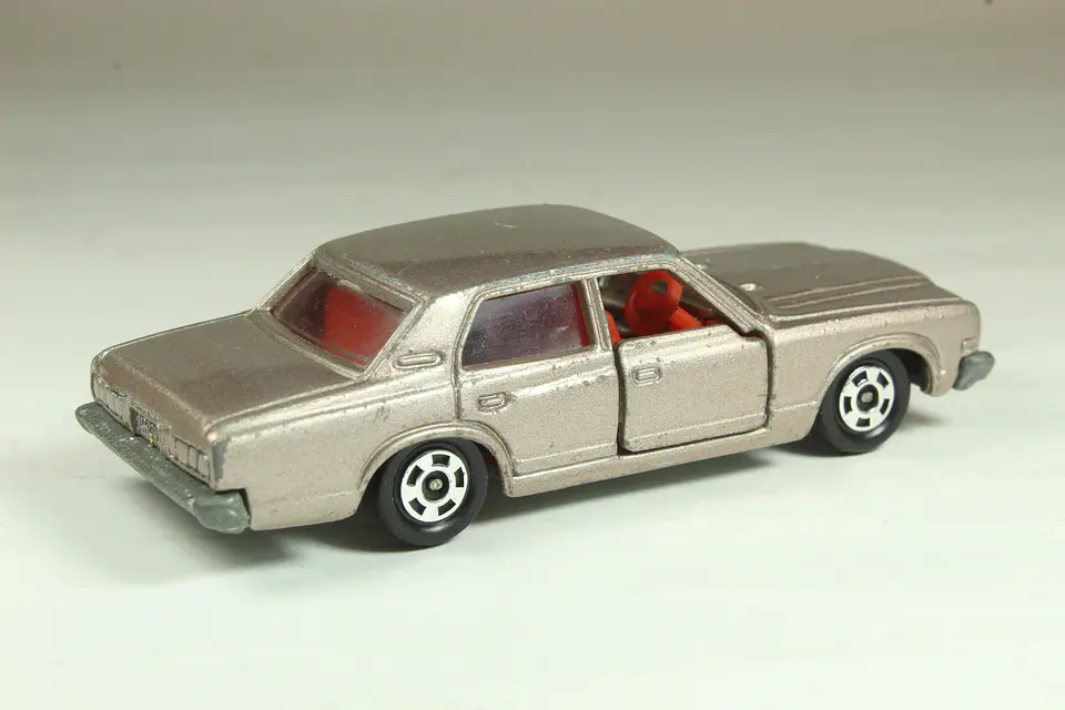 Tomica No. 32 Toyota Crown 2600 Royal Saloon Japan — foto 2 de 3