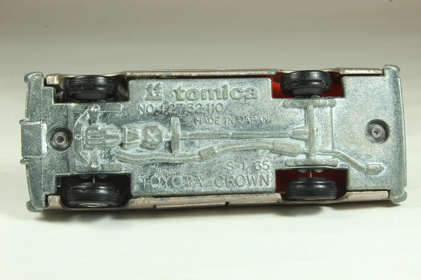 Tomica No. 32 Toyota Crown 2600 Royal Saloon Japan — foto 3 de 3
