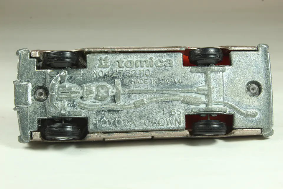 Tomica No. 32 Toyota Crown 2600 Royal Saloon Japan — foto 3 de 3