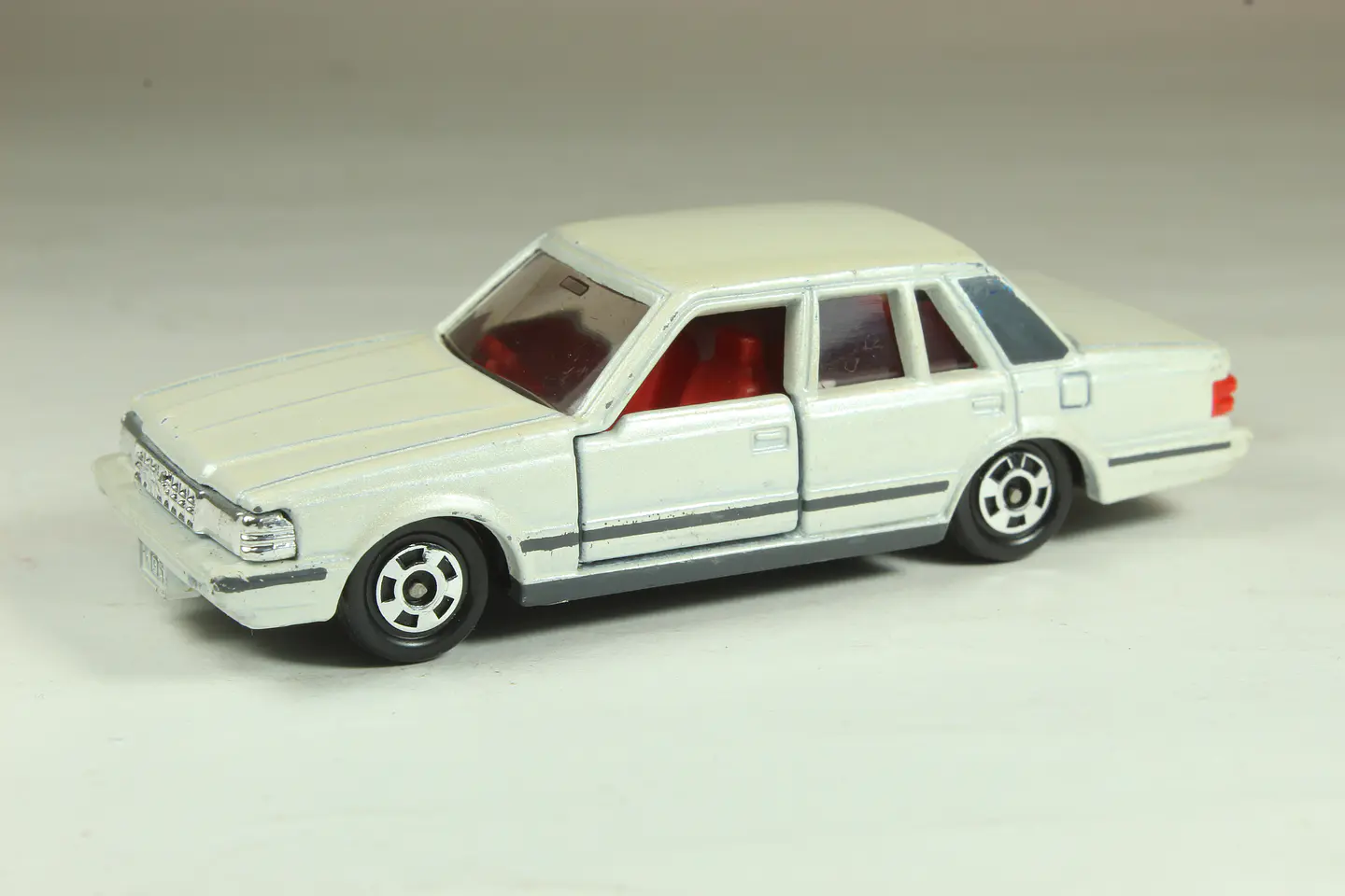 Tomica No. 55 Crown 4Door Sedan Japan — foto 1 de 3