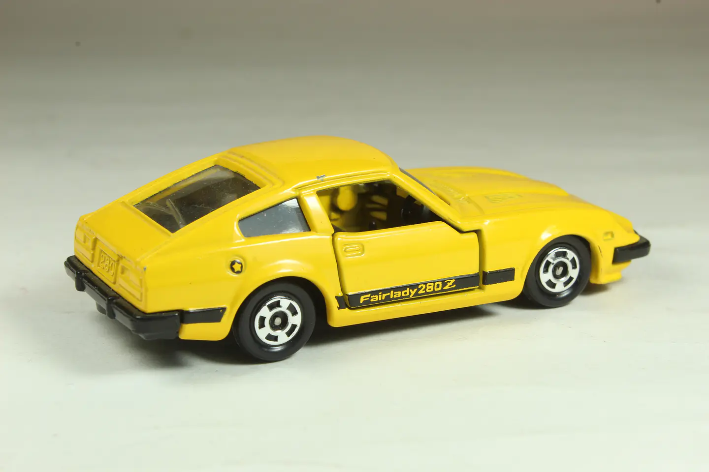 Tomica No. 15 Nissan Fairlady 280Z-T Japan — foto 2 de 3