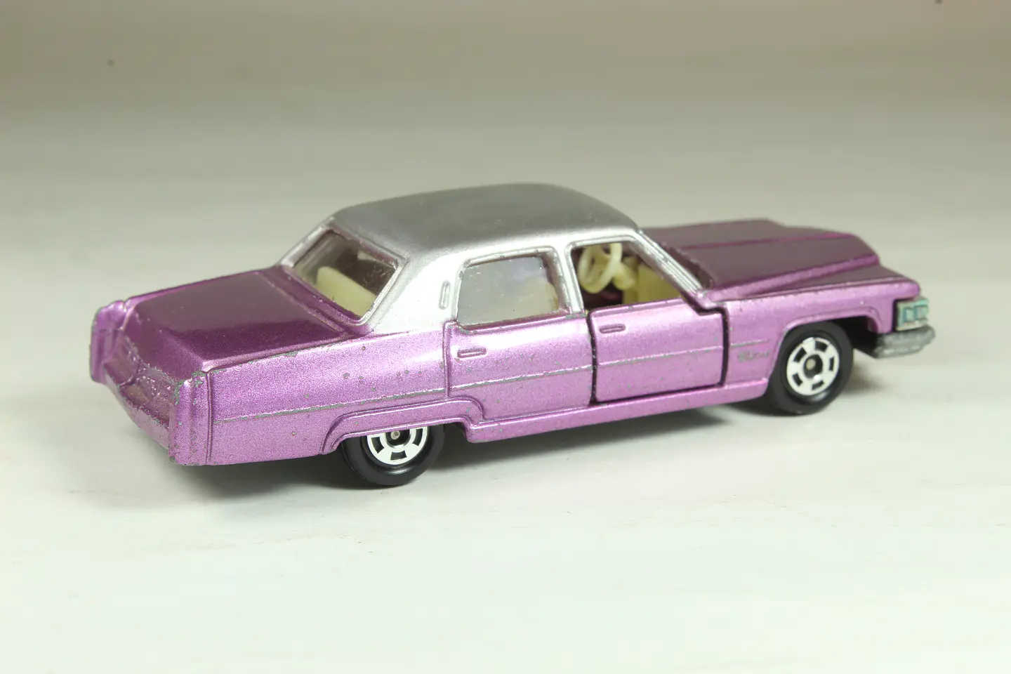 Tomica No. F2 Cadillac Fleetwood Brougham Japan (Purpura) — foto 2 de 3