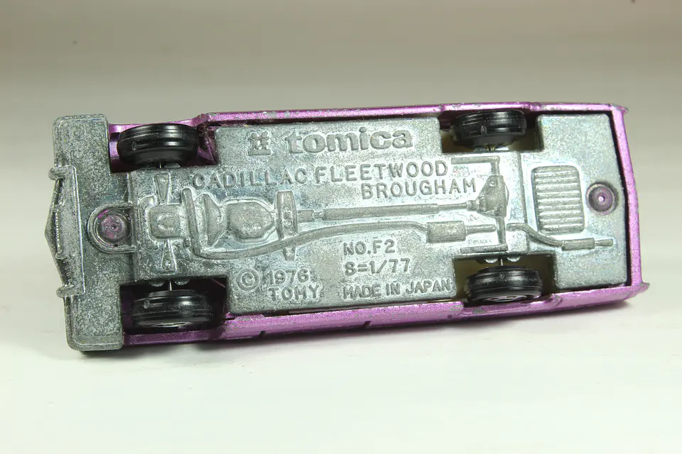 Tomica No. F2 Cadillac Fleetwood Brougham Japan (Purpura) — foto 3 de 3