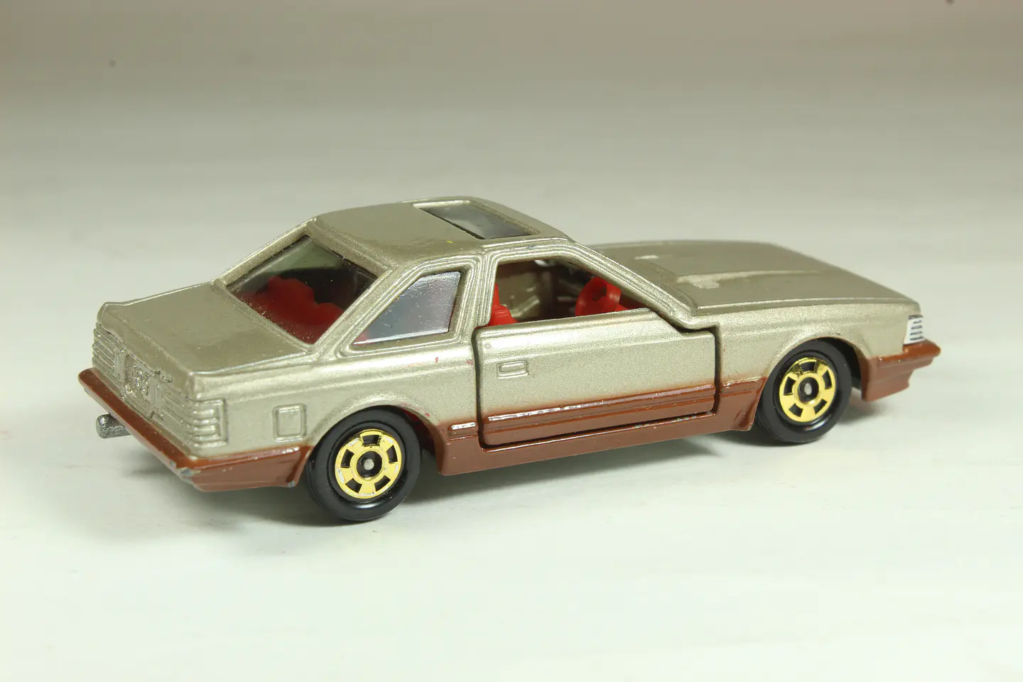 Tomica No. 5 Toyota Soarer 2800GT (Marrón) Japan — foto 2 de 3
