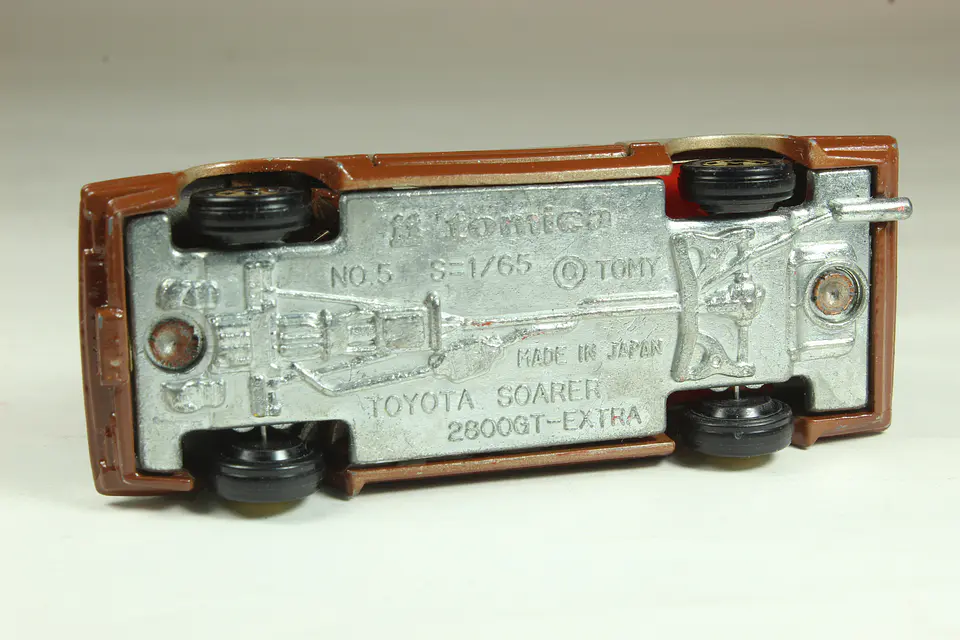 Tomica No. 5 Toyota Soarer 2800GT (Marrón) Japan — foto 3 de 3