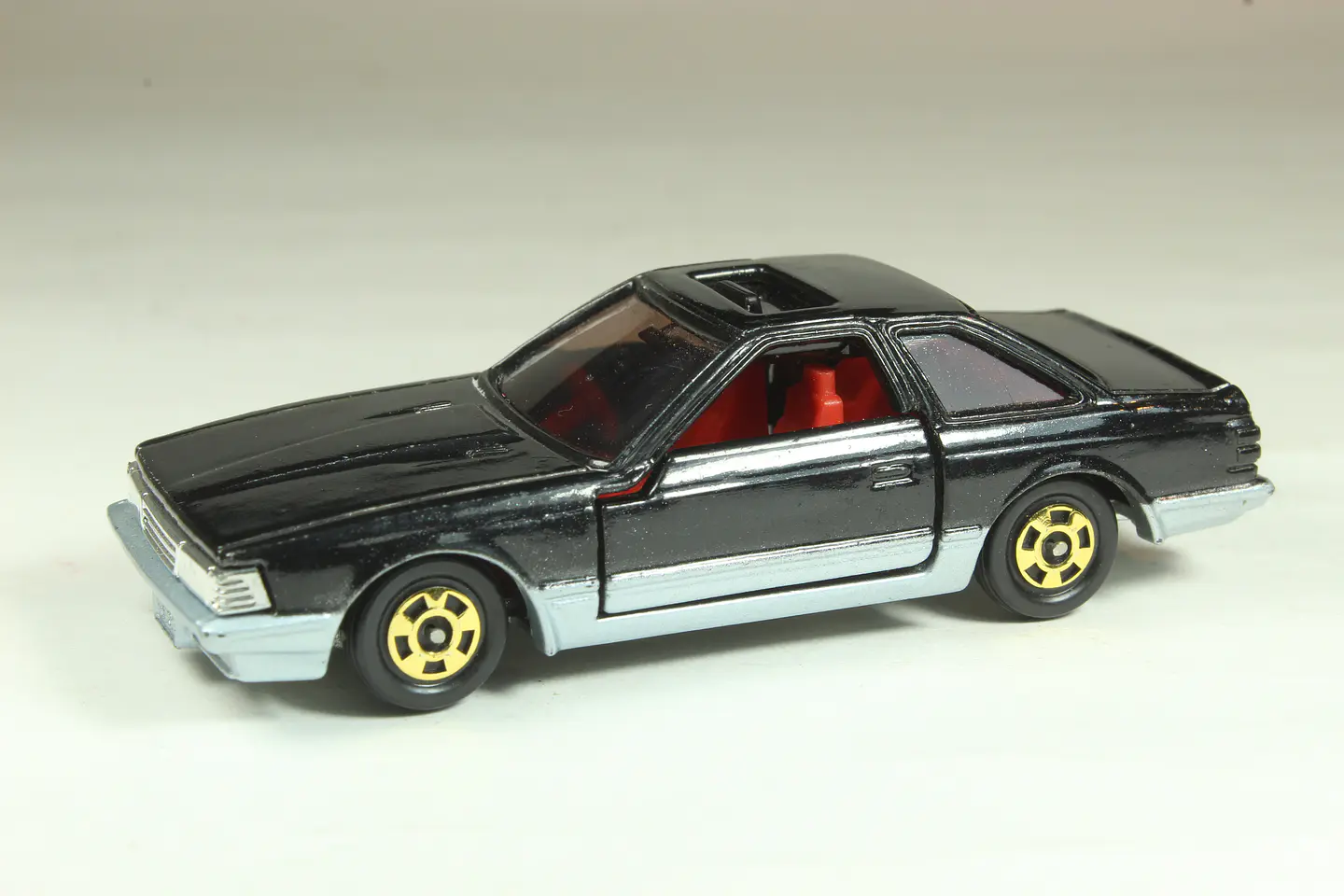 Tomica No. 5 Toyota Soarer 2800GT (Negro) Japan — foto 1 de 3