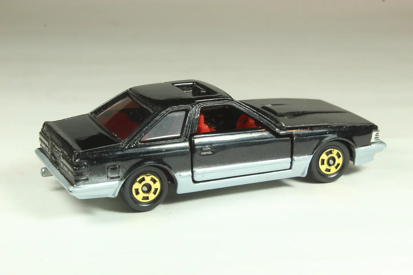Tomica No. 5 Toyota Soarer 2800GT (Negro) Japan — foto 2 de 3