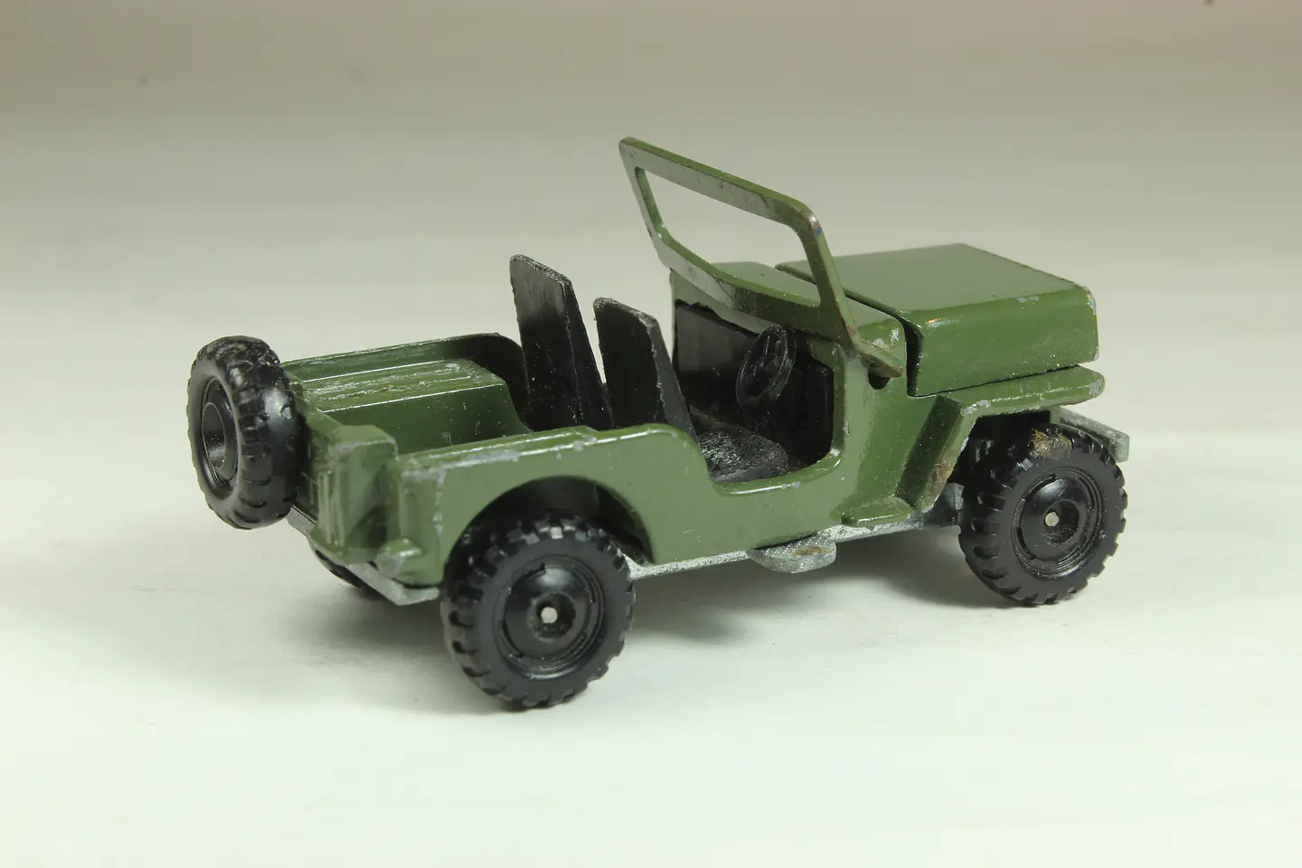 Tomica No. 25 Mitsubishi Jeep J3R Japan — foto 2 de 3