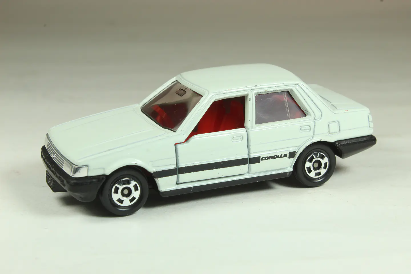 Tomica No. 32 Toyota Corolla 4door Sedan Japan — foto 1 de 3