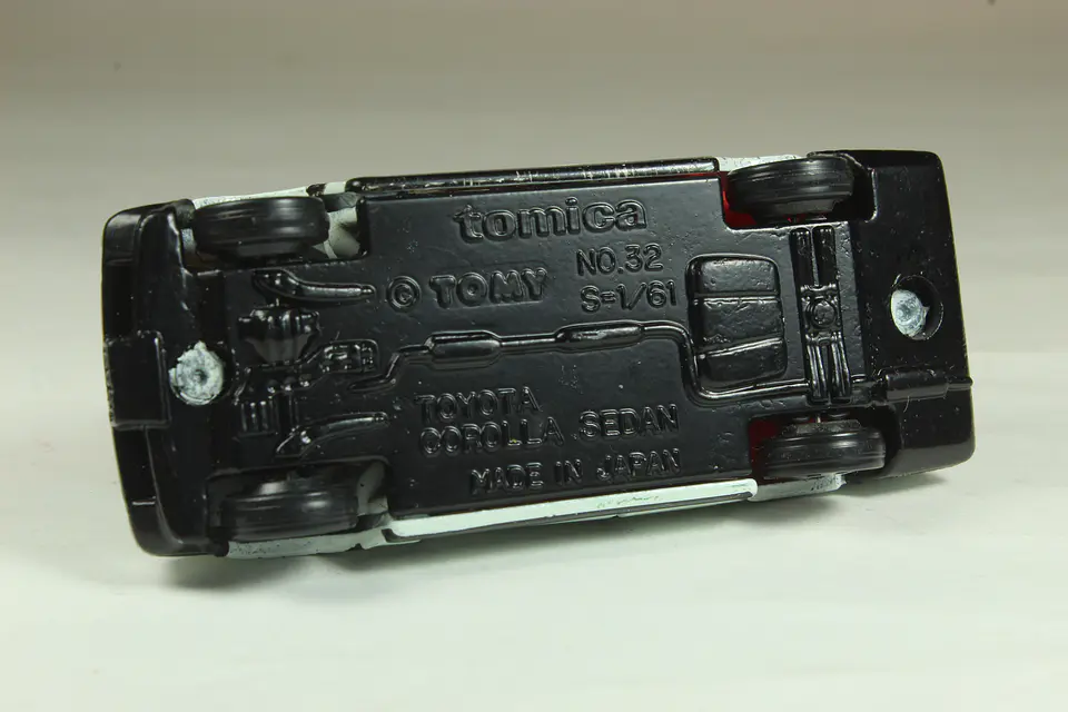 Tomica No. 32 Toyota Corolla 4door Sedan Japan — foto 3 de 3