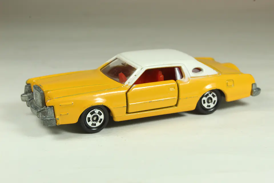 Tomica No. F4 Ford Continental Mk-IV Japan (Amarillo) — foto 1 de 3