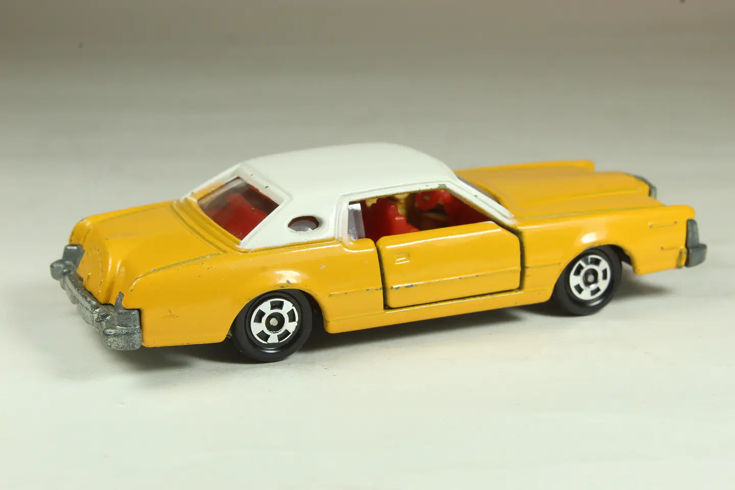 Tomica No. F4 Ford Continental Mk-IV Japan (Amarillo) — foto 2 de 3