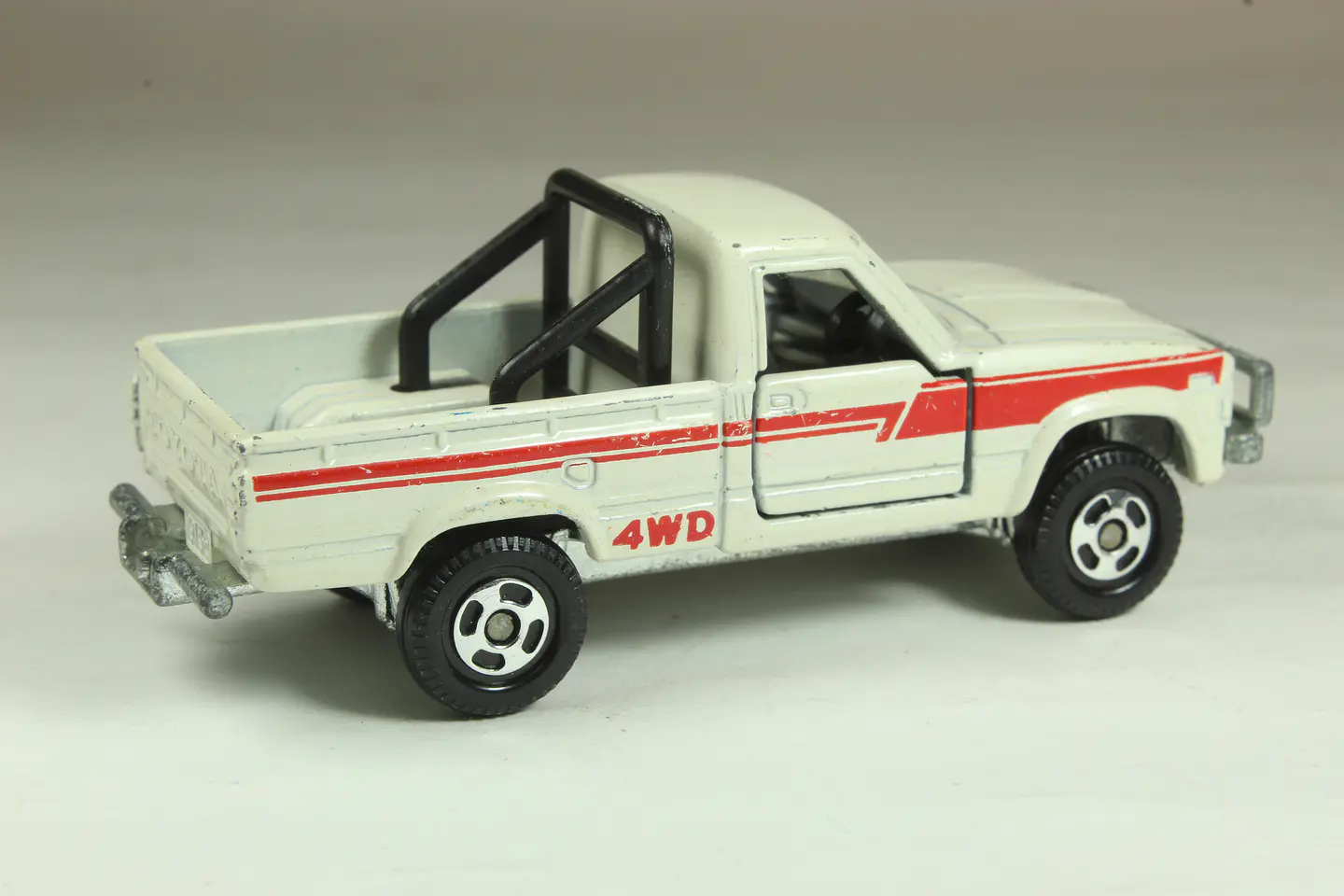 Tomica No. 61 Toyota Hilux 4WD Japan — foto 2 de 3
