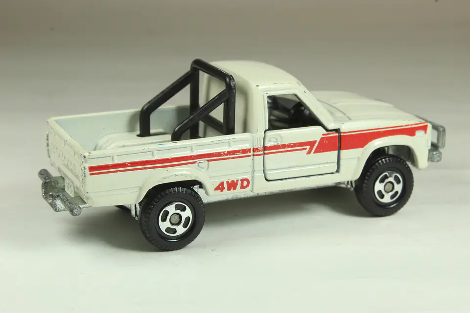 Tomica No. 61 Toyota Hilux 4WD Japan — foto 2 de 3